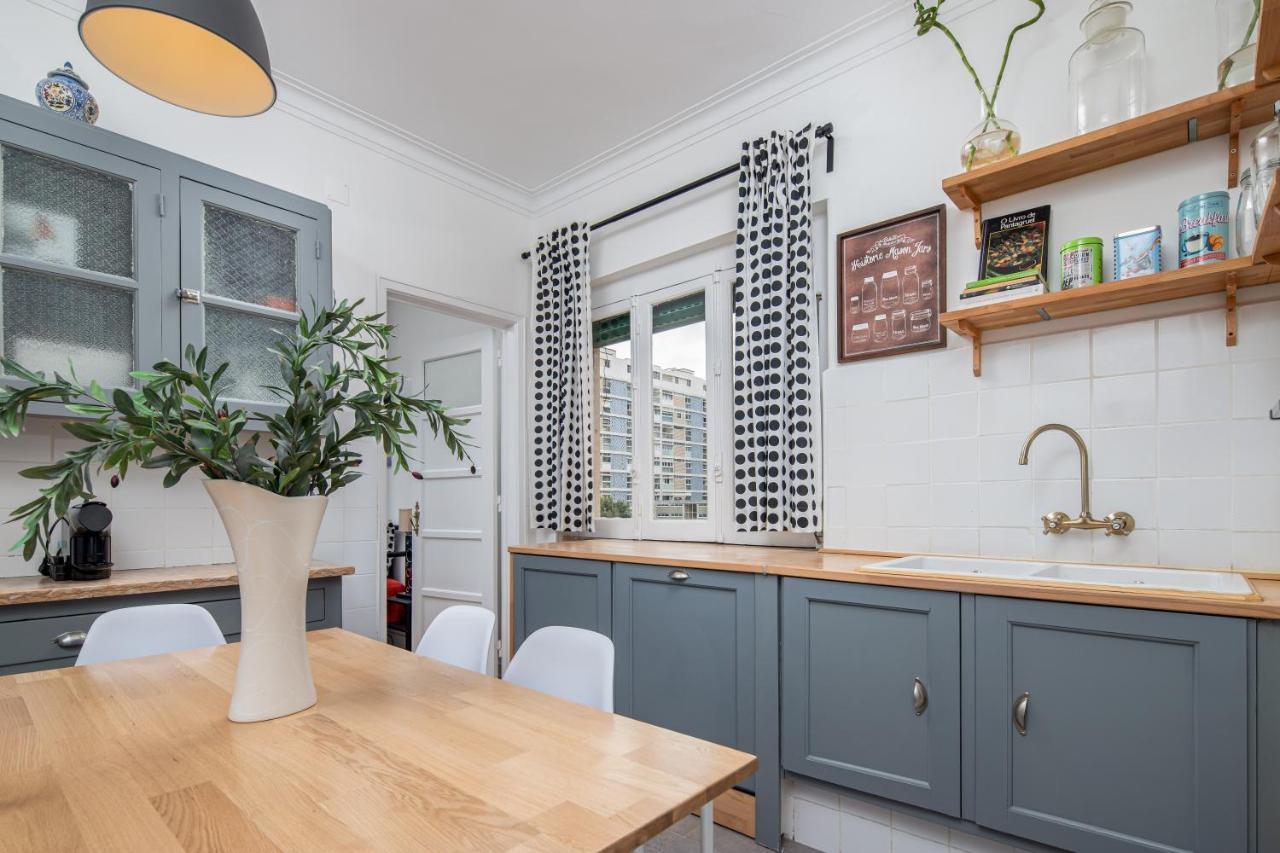 Classy 4bdr W/ Balcony By Lovelystay