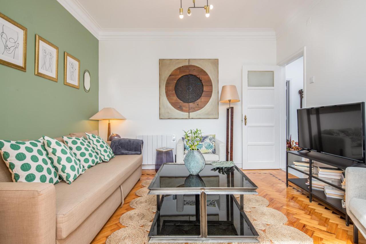 Apartment Classy 4bdr W/ Balcony By Lovelystay